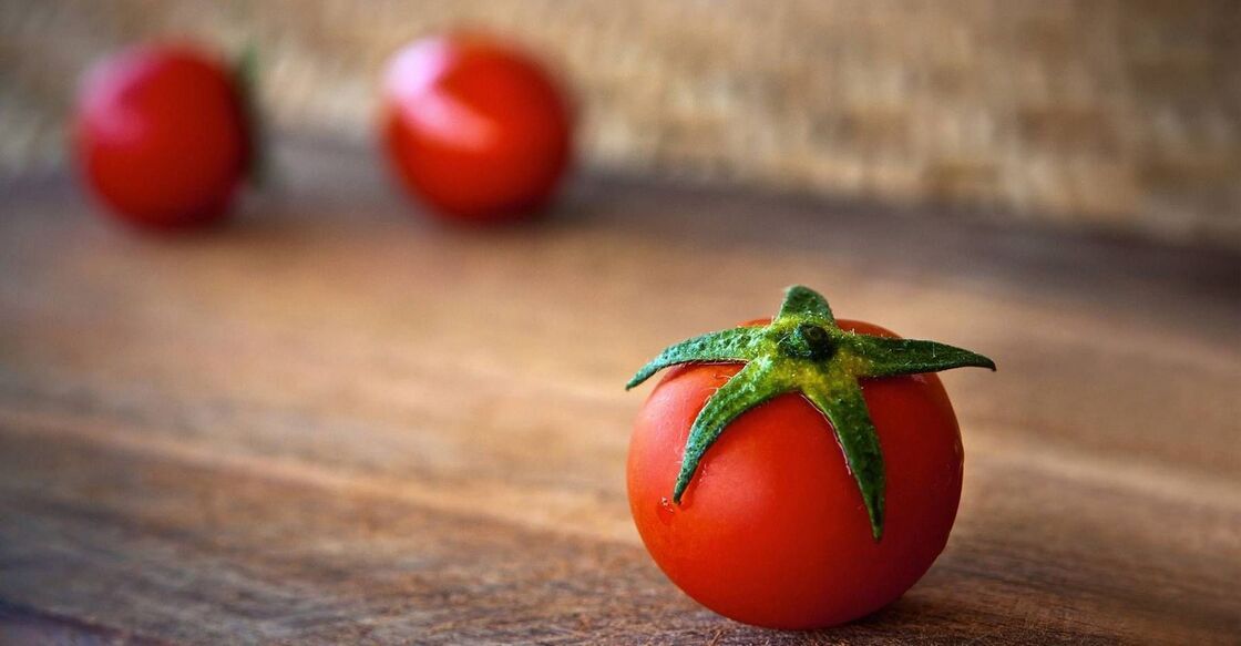 Pomidor położony na stole - Ile Pomodoro dziennie?